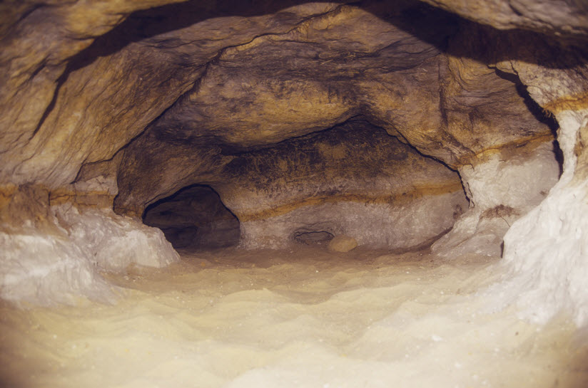 Здесь, конечно, не устроишь пикник, зато есть что посмотреть: Утес Синее Лбище, Кудеярова пещера