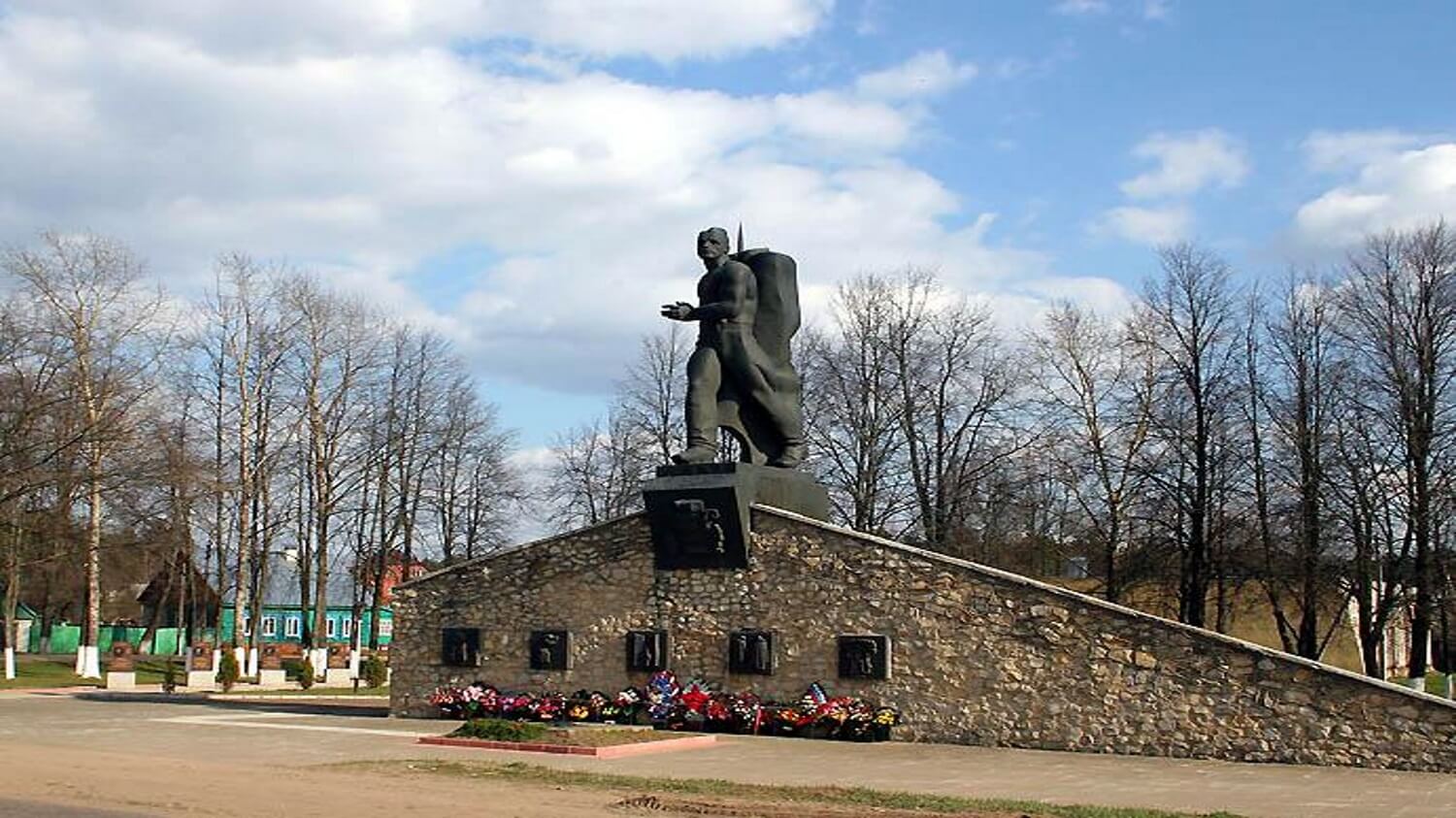 Юхнов калужская область. Мемориал в городе Юхнов. Воинский мемориал Юхнов. Г Юхнов Калужская область. Город Юхнов Калужская область.