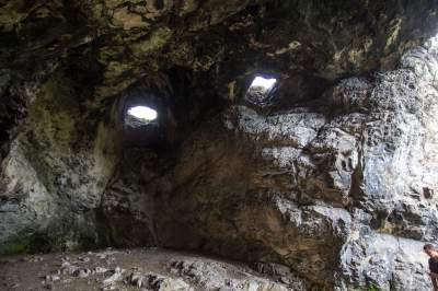 Пещера Двуглазка