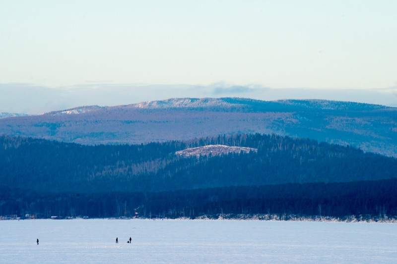 Вид с озера Тургояк на Лысую гору